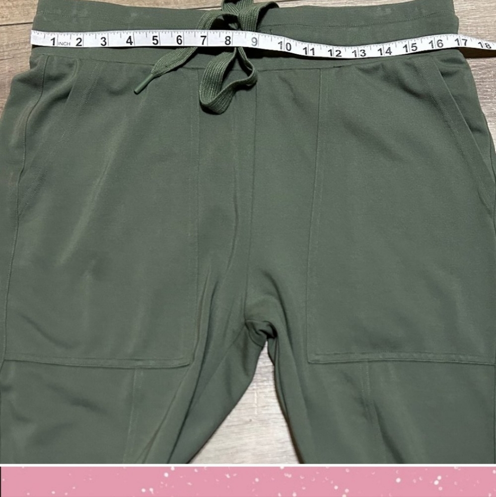 NWOT~ CAbi #6048 Everyday Lounger Crop Pants in Olive Green Size Medium